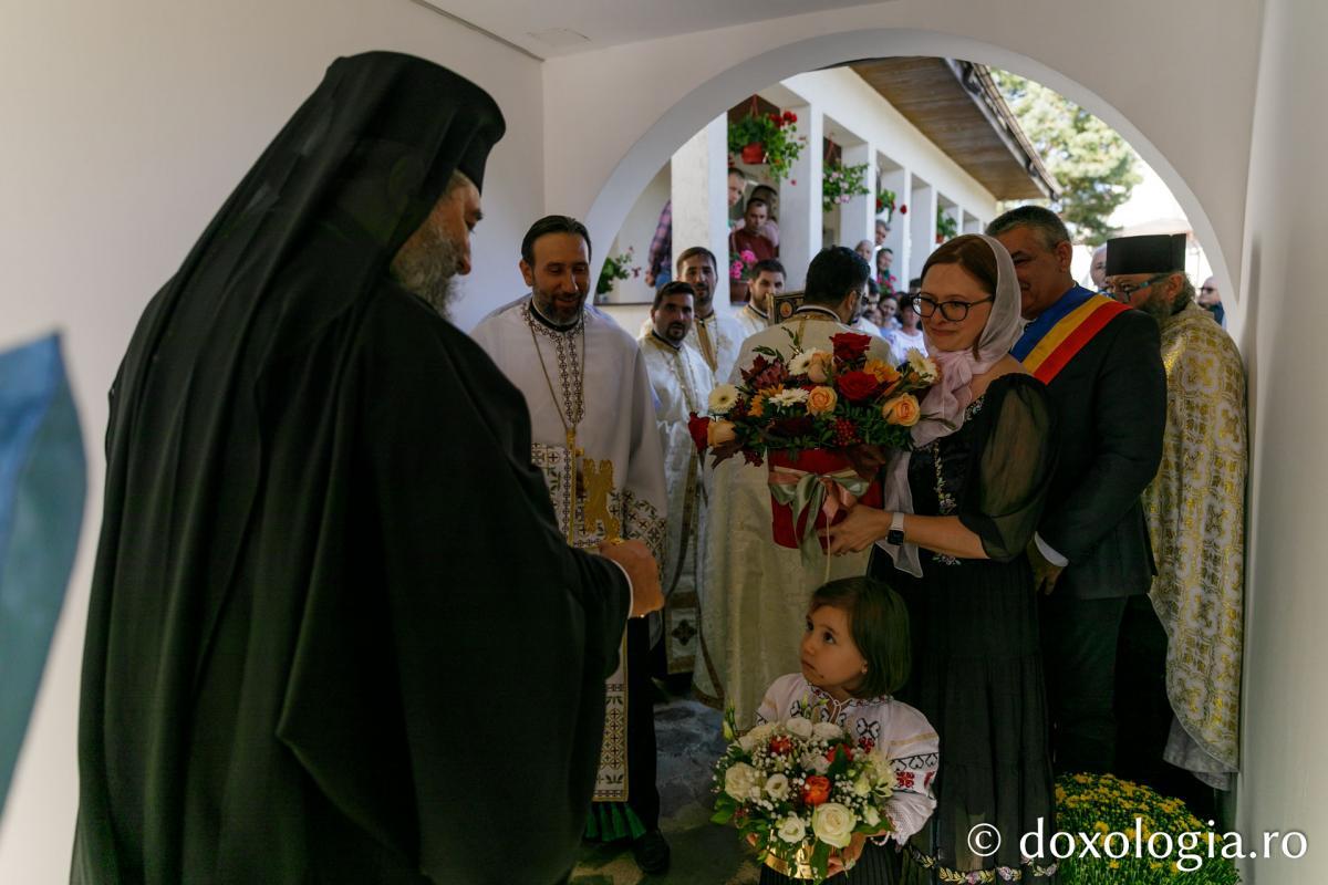 Întâmpinarea ierarhului / Foto: pr. Silviu Cluci