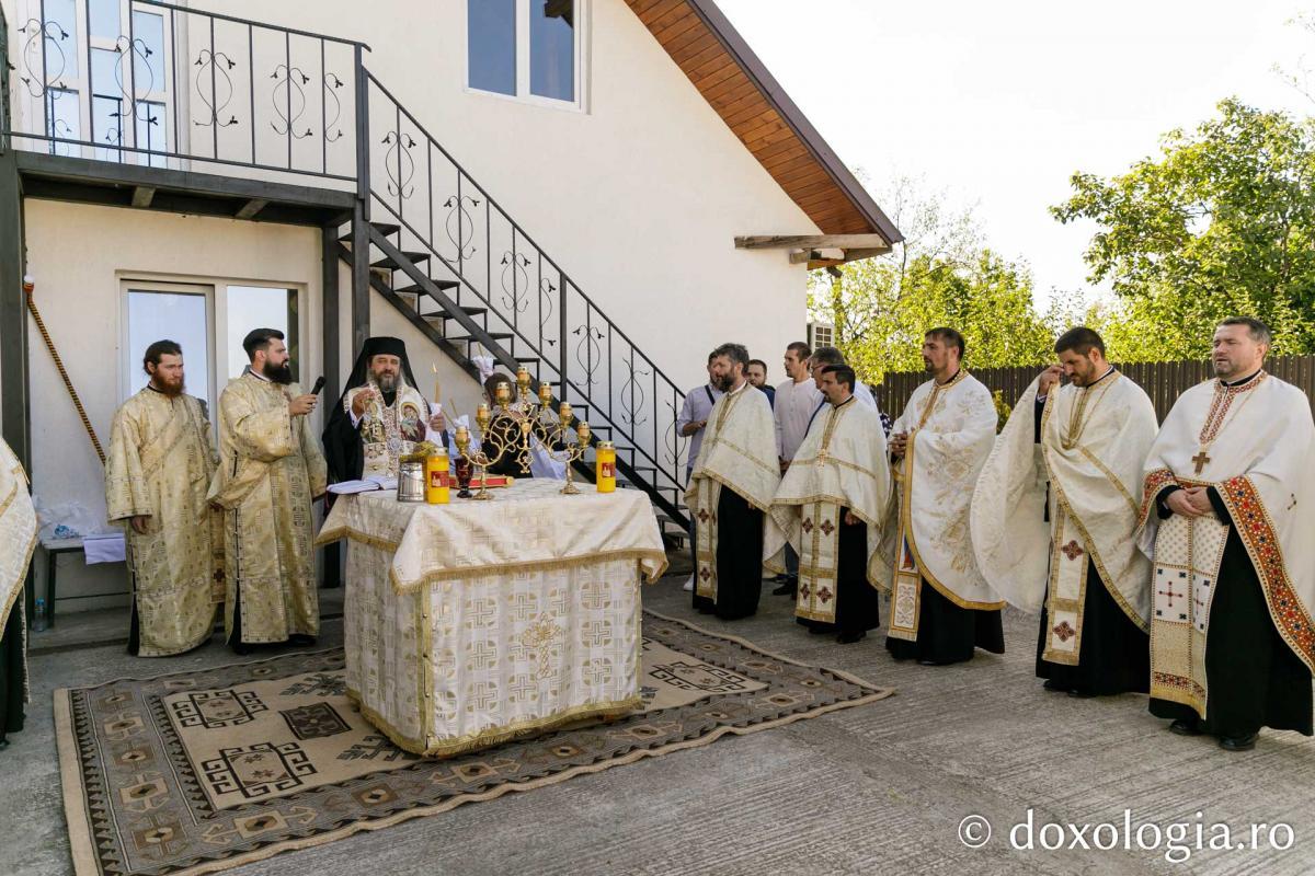 PS Nichifor Botoșăneanul a sfințit casa socială și clopotnița din Dumitreștii Gălății / Foto: pr. Silviu Cluci