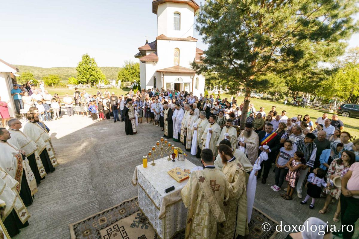 PS Nichifor Botoșăneanul a sfințit casa socială și clopotnița din Dumitreștii Gălății / Foto: pr. Silviu Cluci