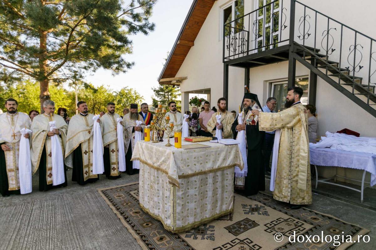 PS Nichifor Botoșăneanul a sfințit casa socială și clopotnița din Dumitreștii Gălății / Foto: pr. Silviu Cluci