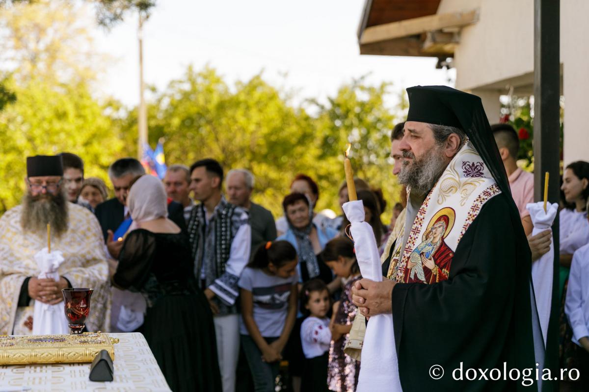 PS Nichifor Botoșăneanul a sfințit casa socială și clopotnița din Dumitreștii Gălății / Foto: pr. Silviu Cluci