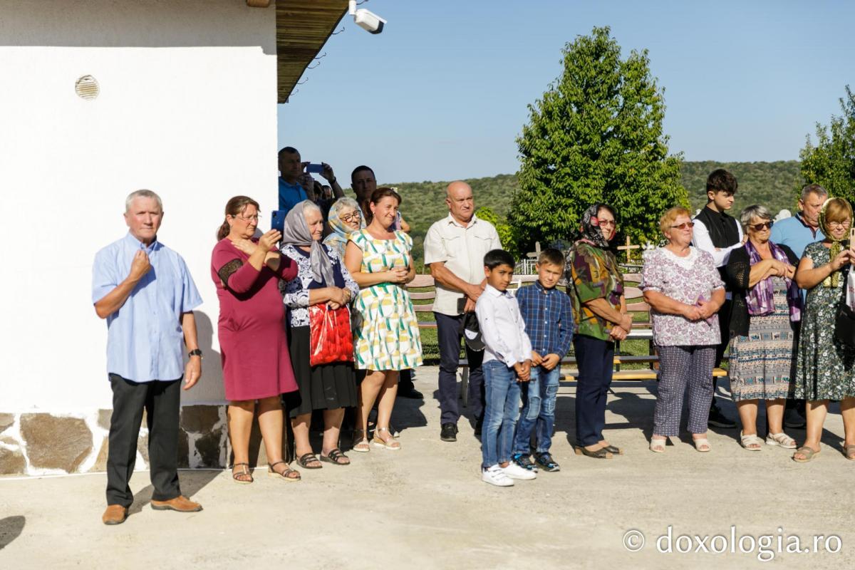 PS Nichifor Botoșăneanul a sfințit casa socială și clopotnița din Dumitreștii Gălății / Foto: pr. Silviu Cluci