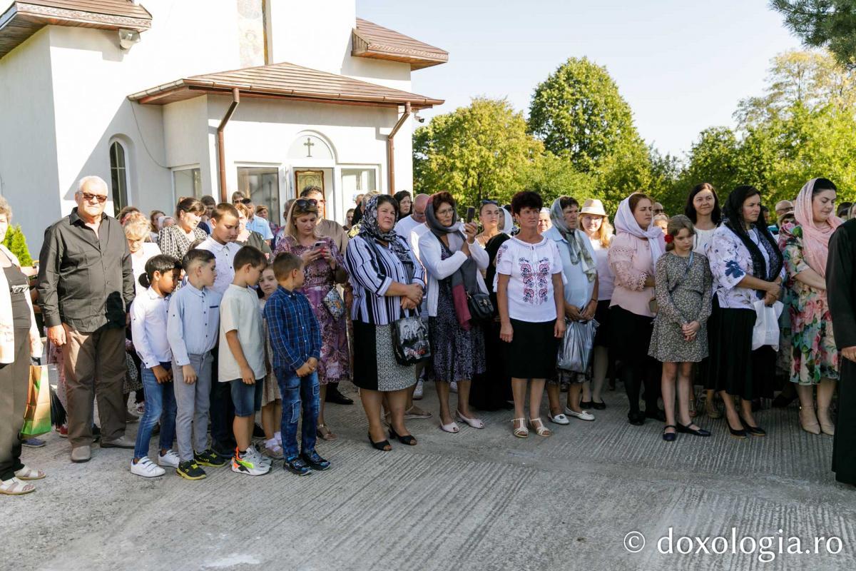 PS Nichifor Botoșăneanul a sfințit casa socială și clopotnița din Dumitreștii Gălății / Foto: pr. Silviu Cluci