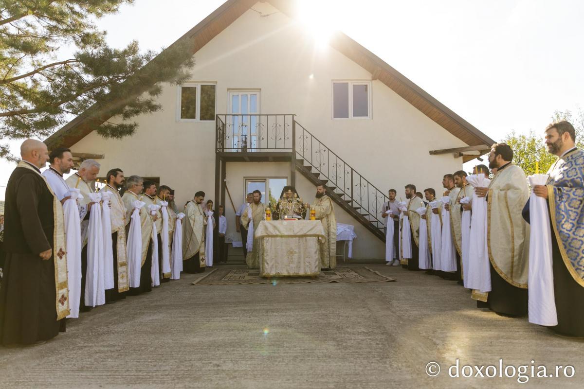 PS Nichifor Botoșăneanul a sfințit casa socială și clopotnița din Dumitreștii Gălății / Foto: pr. Silviu Cluci