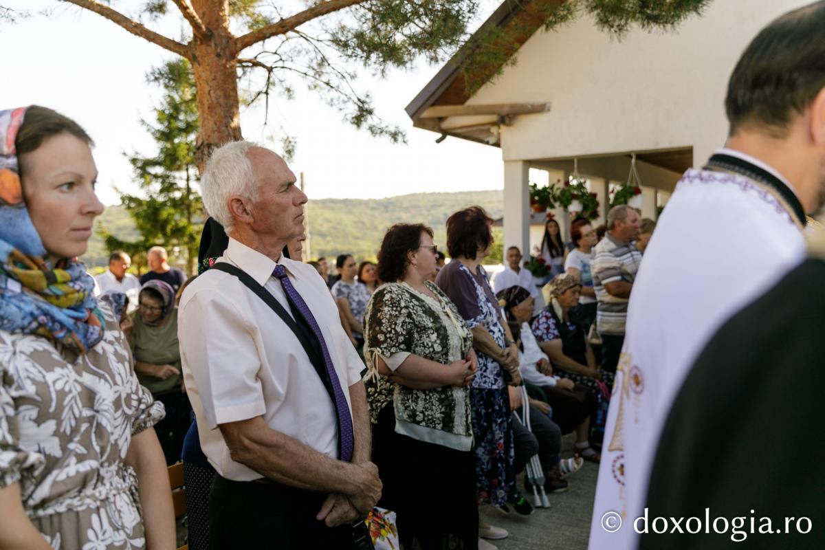 PS Nichifor Botoșăneanul a sfințit casa socială și clopotnița din Dumitreștii Gălății / Foto: pr. Silviu Cluci