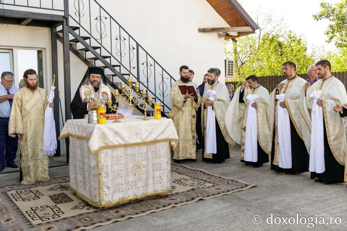 PS Nichifor Botoșăneanul a sfințit casa socială și clopotnița din Dumitreștii Gălății / Foto: pr. Silviu Cluci