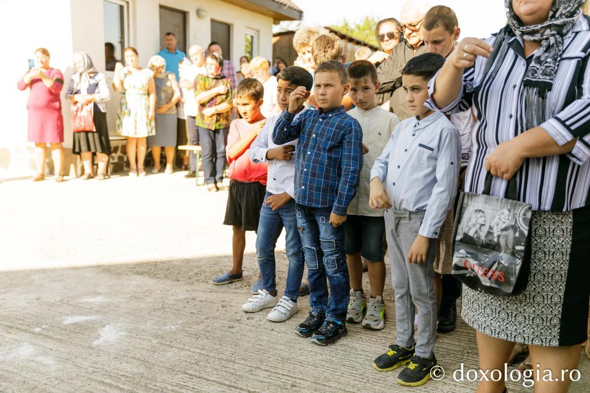 PS Nichifor Botoșăneanul a sfințit casa socială și clopotnița din Dumitreștii Gălății / Foto: pr. Silviu Cluci