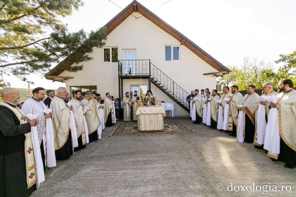 PS Nichifor Botoșăneanul a sfințit casa socială și clopotnița din Dumitreștii Gălății / Foto: pr. Silviu Cluci