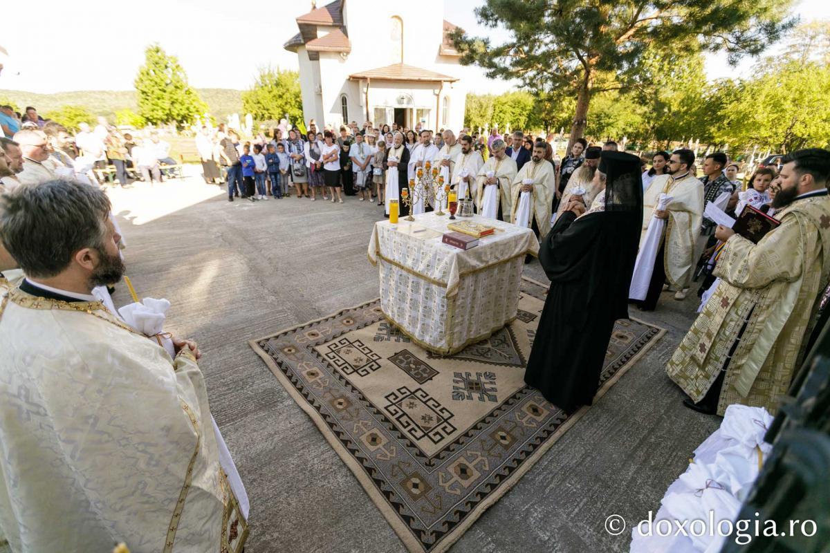 PS Nichifor Botoșăneanul a sfințit casa socială și clopotnița din Dumitreștii Gălății / Foto: pr. Silviu Cluci