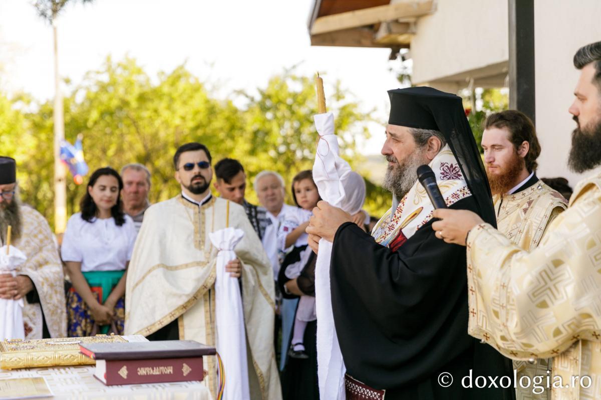 PS Nichifor Botoșăneanul a sfințit casa socială și clopotnița din Dumitreștii Gălății / Foto: pr. Silviu Cluci