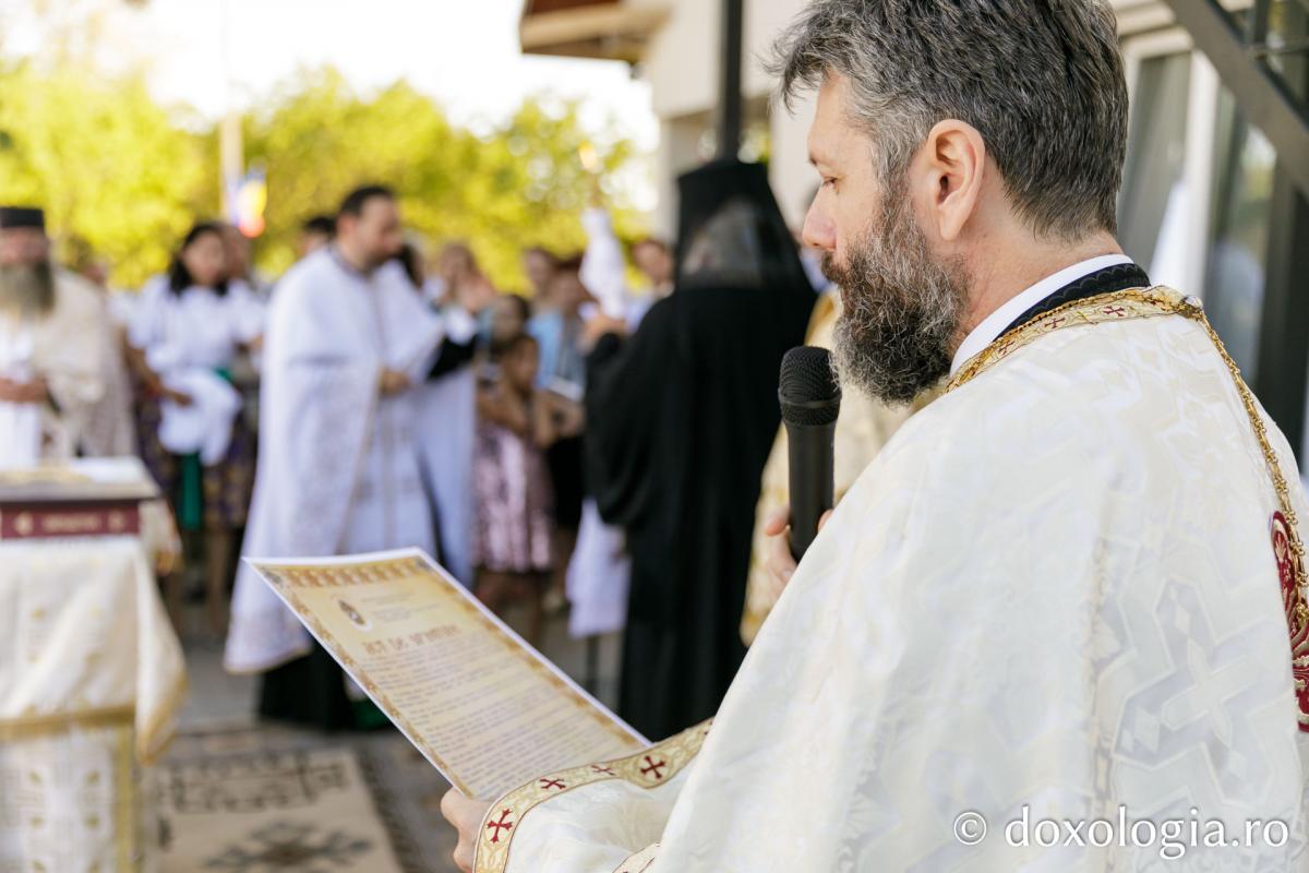 PS Nichifor Botoșăneanul a sfințit casa socială și clopotnița din Dumitreștii Gălății / Foto: pr. Silviu Cluci