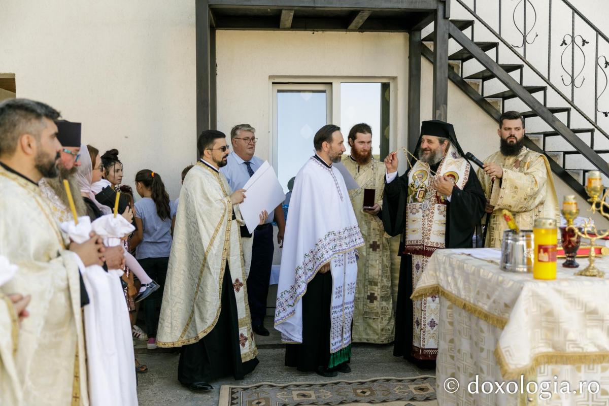 PS Nichifor Botoșăneanul a sfințit casa socială și clopotnița din Dumitreștii Gălății / Foto: pr. Silviu Cluci