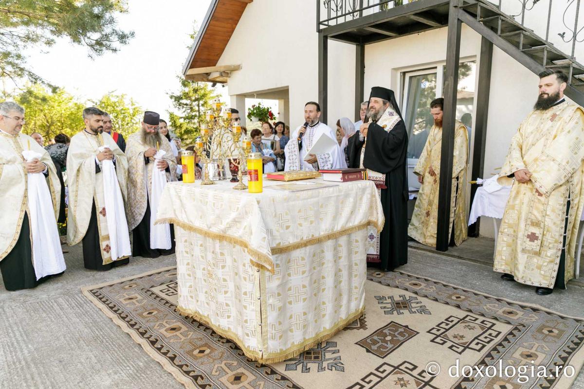 PS Nichifor Botoșăneanul a sfințit casa socială și clopotnița din Dumitreștii Gălății / Foto: pr. Silviu Cluci