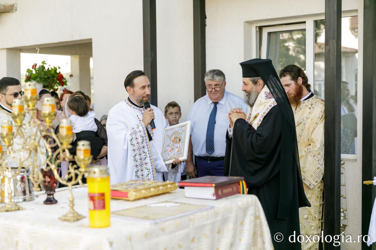 PS Nichifor Botoșăneanul a sfințit casa socială și clopotnița din Dumitreștii Gălății / Foto: pr. Silviu Cluci