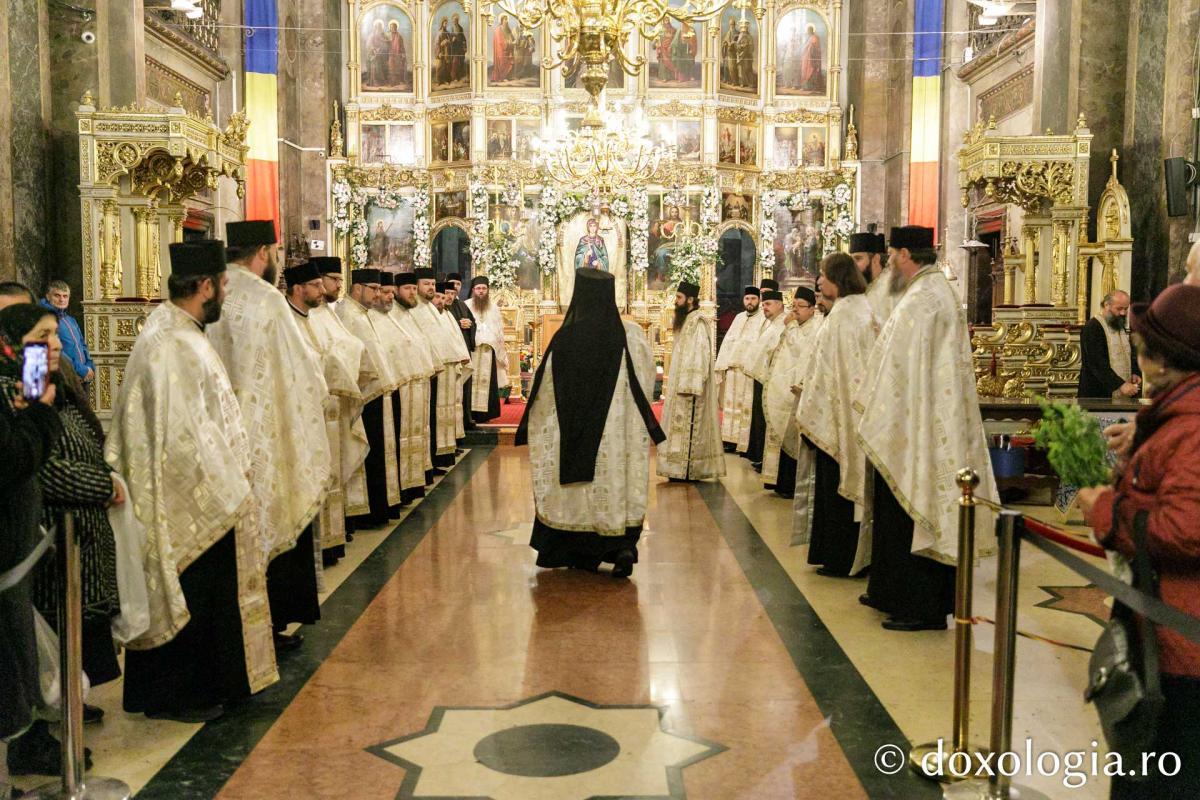 Moaștele Sfintei Parascheva au fost așezate în Catedrala Mitropolitană din Iași / Foto: pr. Silviu Cluci