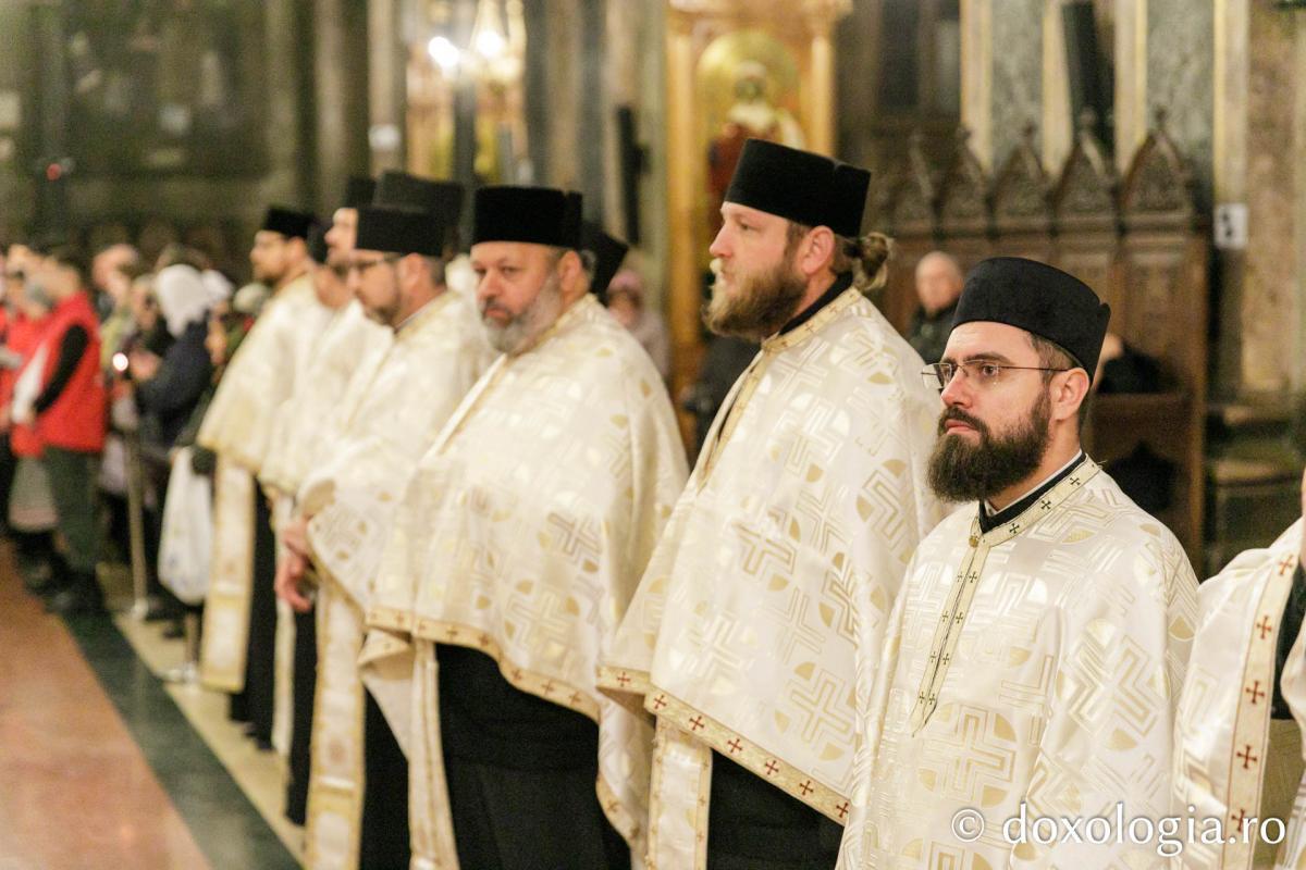 Moaștele Sfintei Parascheva au fost așezate în Catedrala Mitropolitană din Iași / Foto: pr. Silviu Cluci