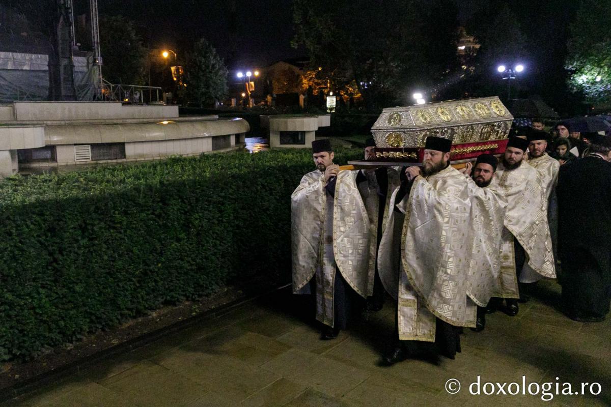 Moaștele Sfintei Parascheva au fost așezate în Catedrala Mitropolitană din Iași / Foto: pr. Silviu Cluci