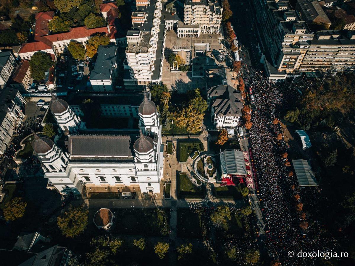 Liturghie arhierească în cinstea Sfintei Cuvioase Parascheva | Foto: Alex Atudori