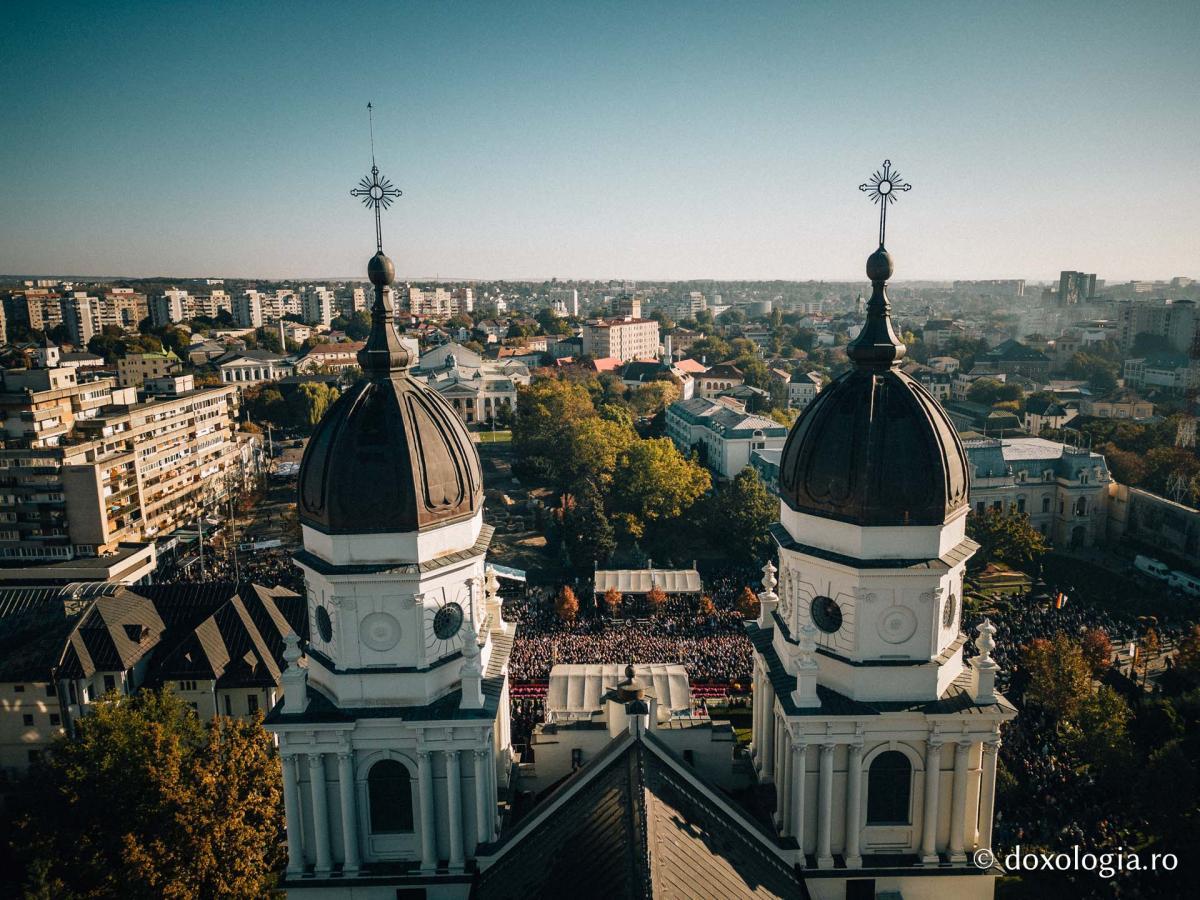 Liturghie arhierească în cinstea Sfintei Cuvioase Parascheva | Foto: Alex Atudori