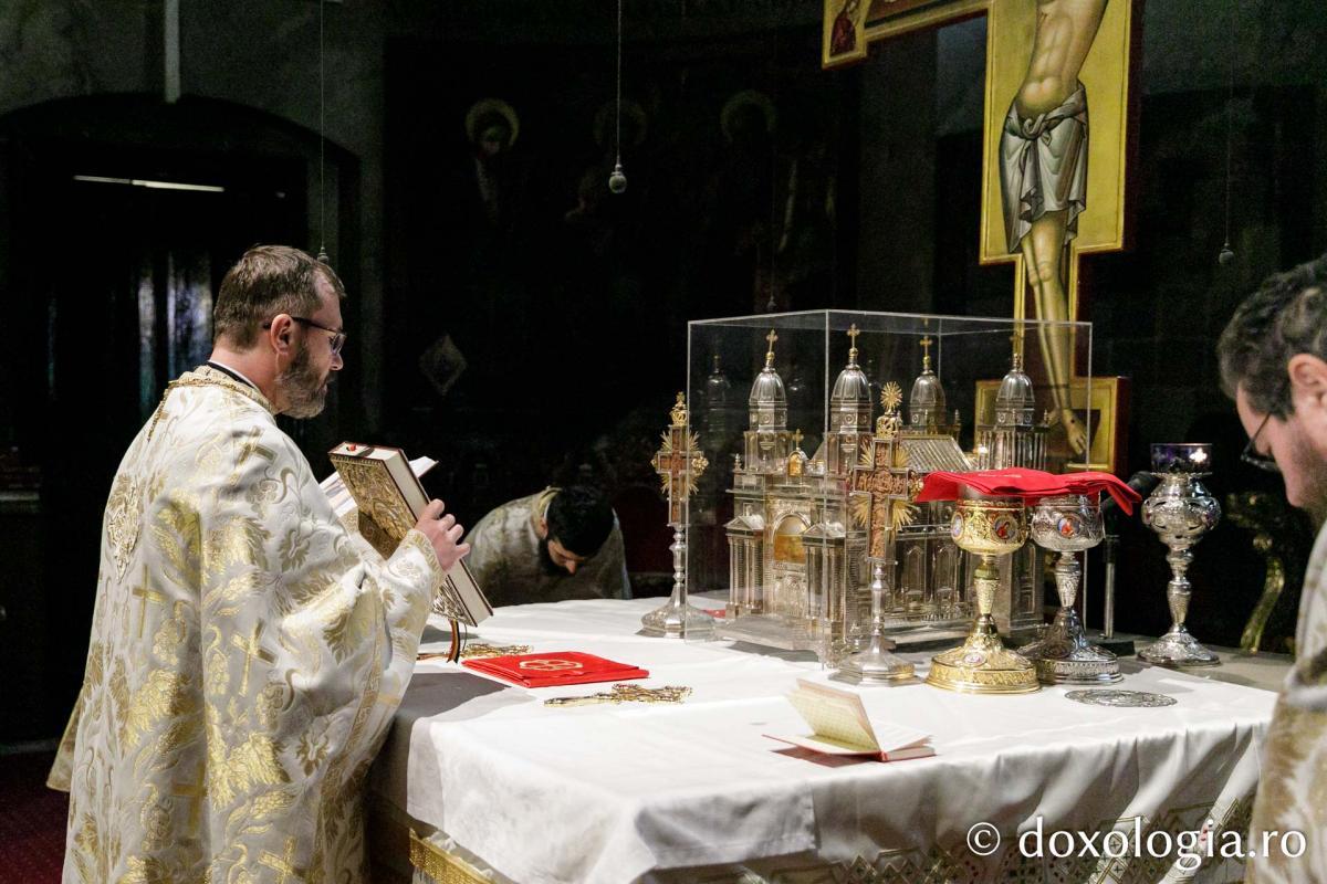 Sfânta Liturghie în cea de-a cincea zi de pelerinaj la moaștele Sfintei Parascheva / Foto: pr. Silviu Cluci