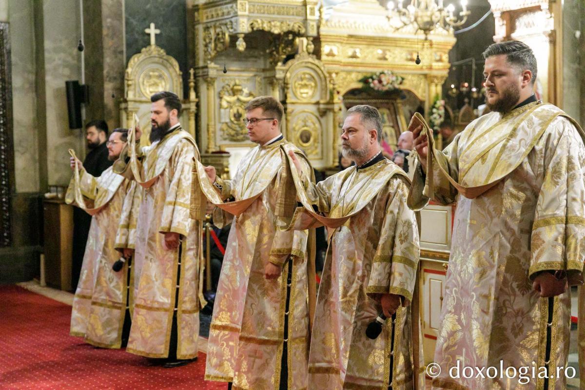 Sfânta Liturghie în cea de-a cincea zi de pelerinaj la moaștele Sfintei Parascheva / Foto: pr. Silviu Cluci