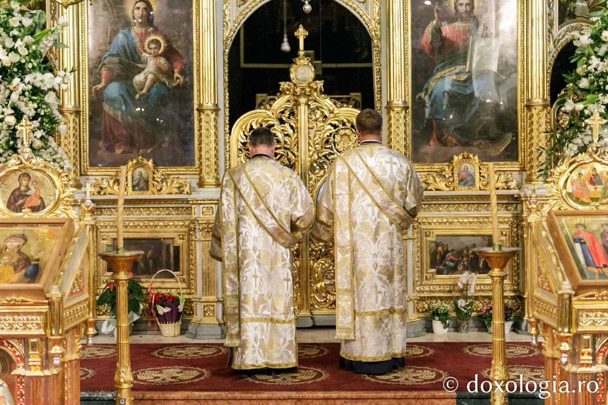 Sfânta Liturghie în cea de-a cincea zi de pelerinaj la moaștele Sfintei Parascheva / Foto: pr. Silviu Cluci