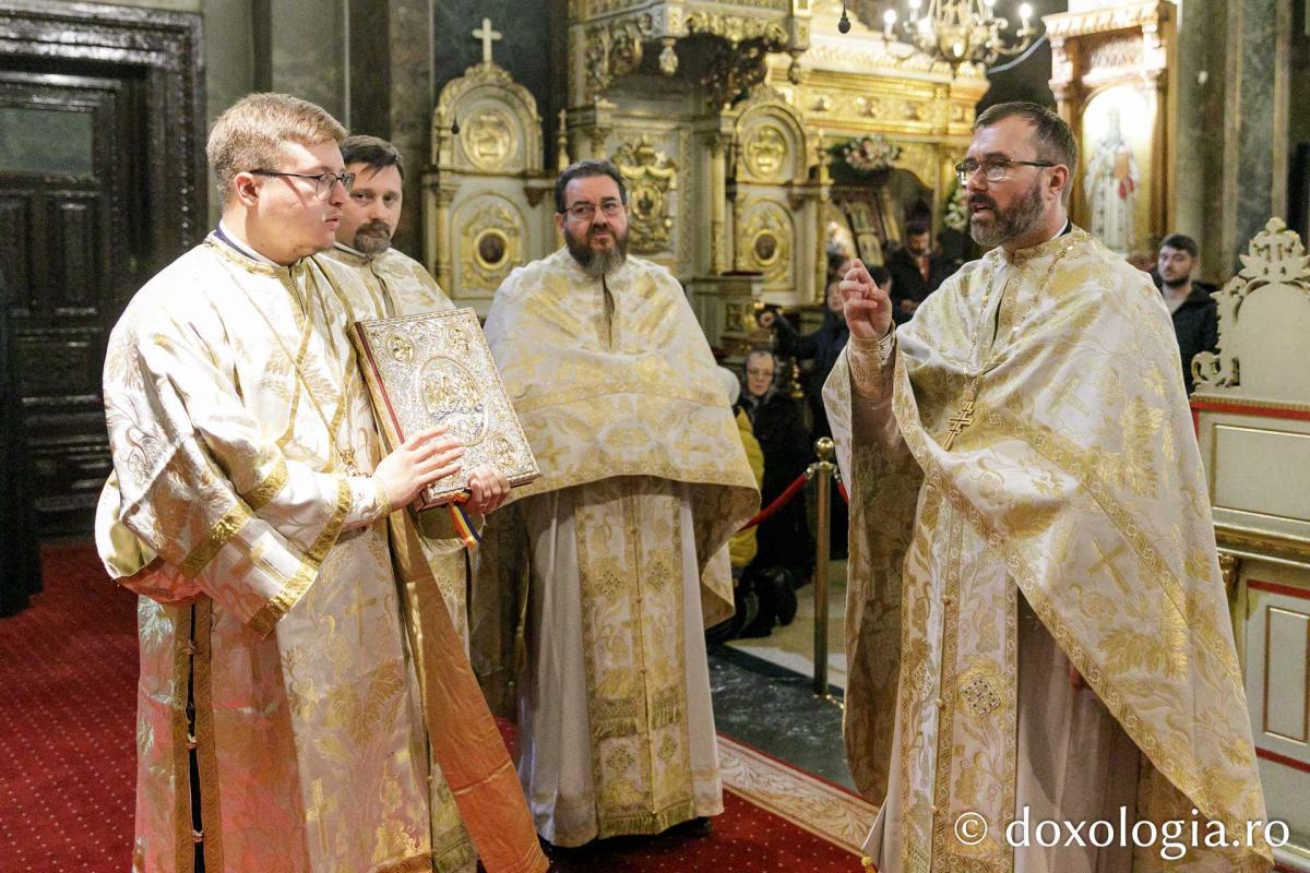 Sfânta Liturghie în cea de-a cincea zi de pelerinaj la moaștele Sfintei Parascheva / Foto: pr. Silviu Cluci