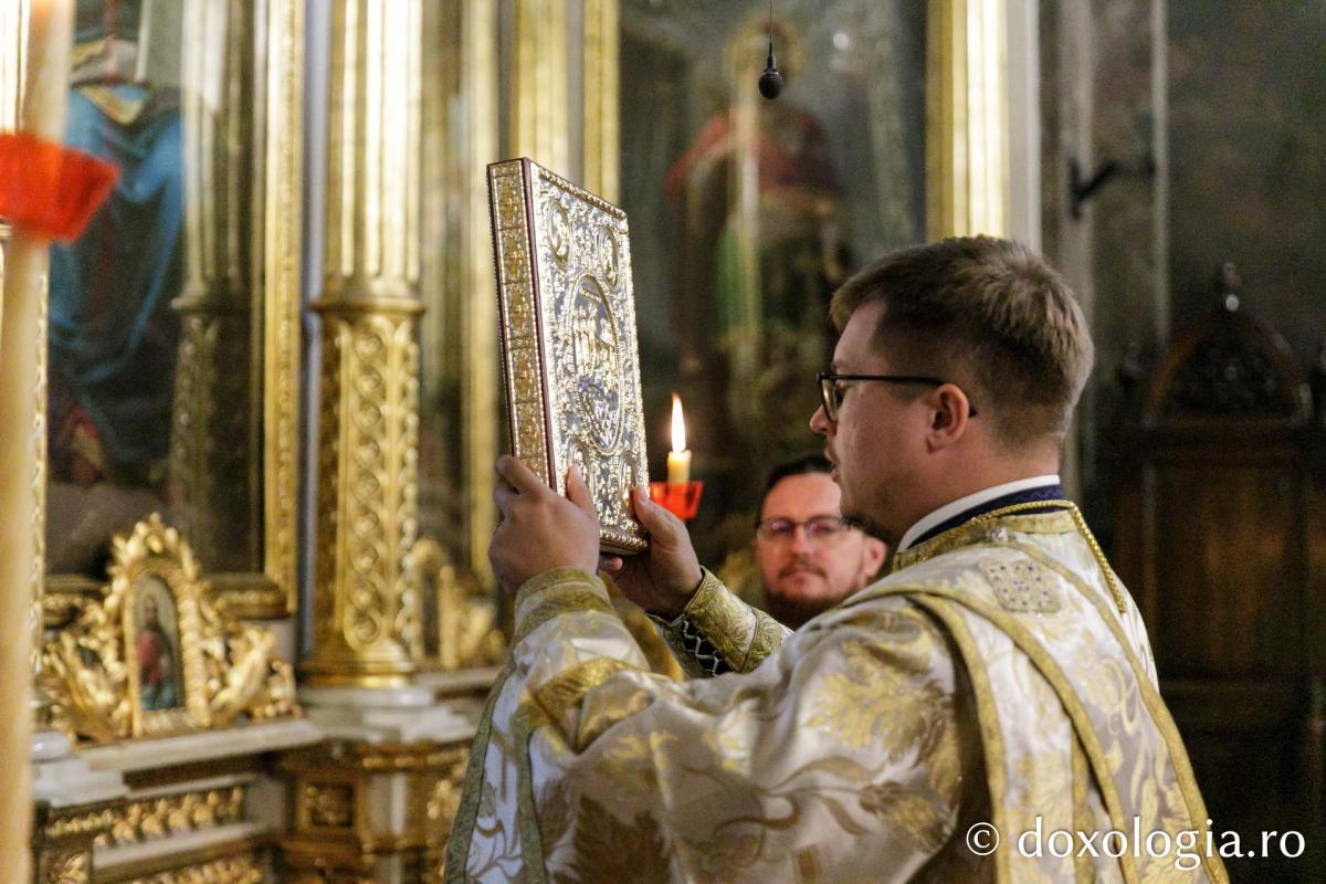 Sfânta Liturghie în cea de-a cincea zi de pelerinaj la moaștele Sfintei Parascheva / Foto: pr. Silviu Cluci