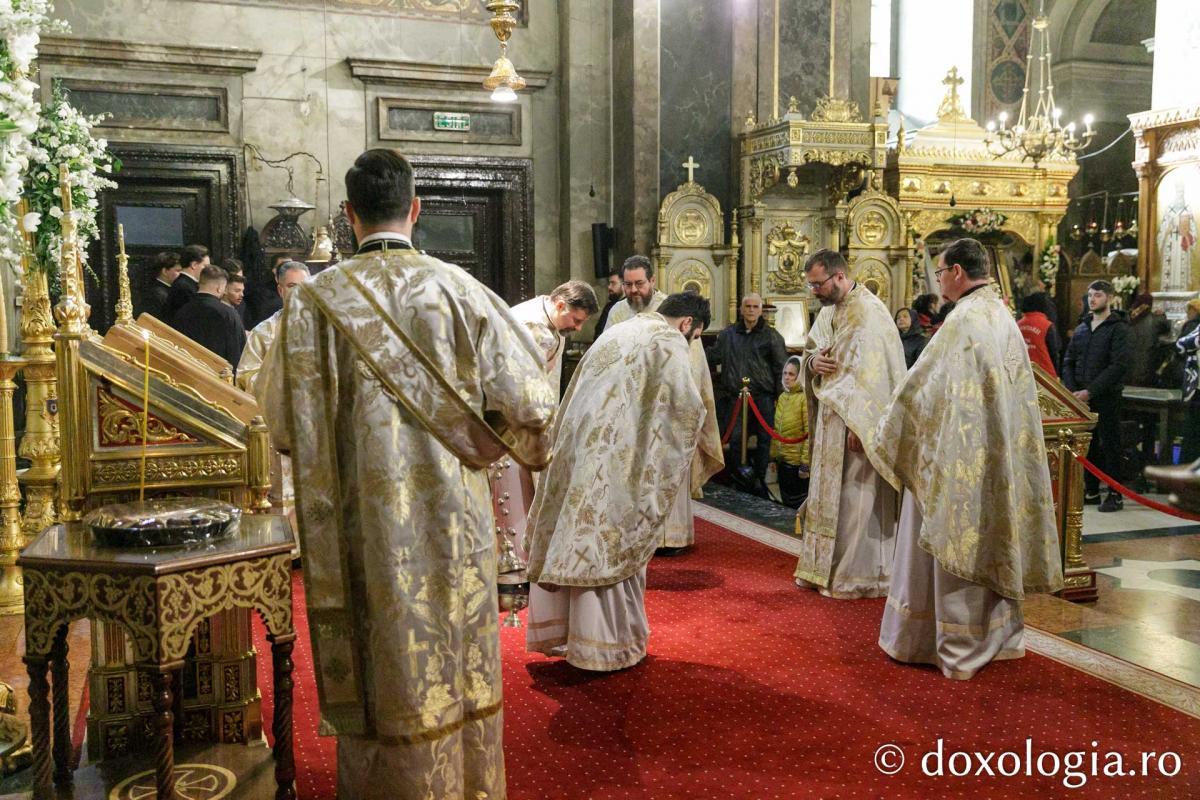 Sfânta Liturghie în cea de-a cincea zi de pelerinaj la moaștele Sfintei Parascheva / Foto: pr. Silviu Cluci