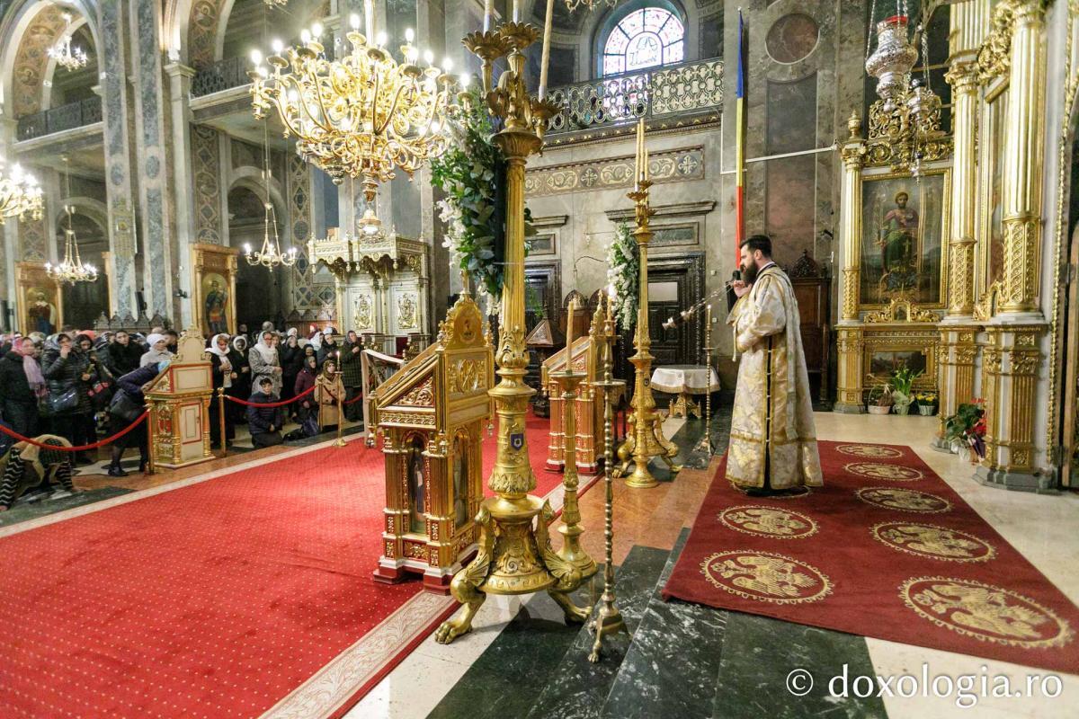 Sfânta Liturghie în cea de-a cincea zi de pelerinaj la moaștele Sfintei Parascheva / Foto: pr. Silviu Cluci