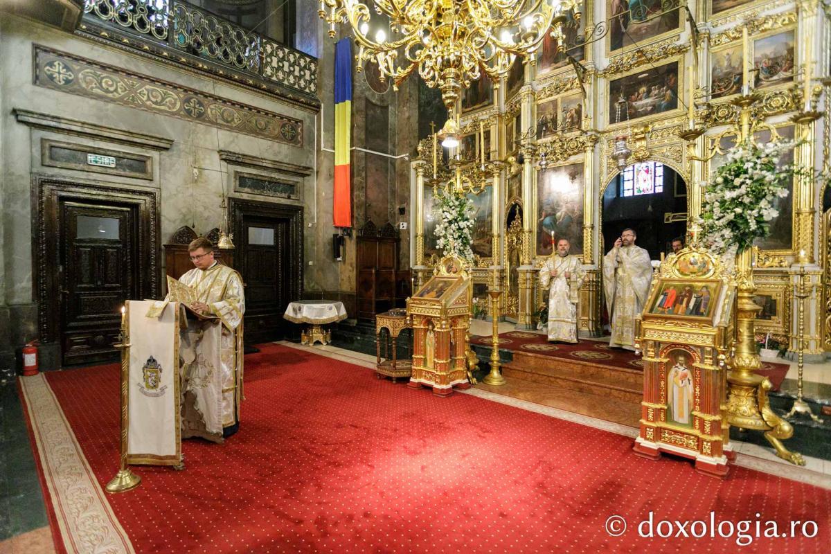 Sfânta Liturghie în cea de-a cincea zi de pelerinaj la moaștele Sfintei Parascheva / Foto: pr. Silviu Cluci