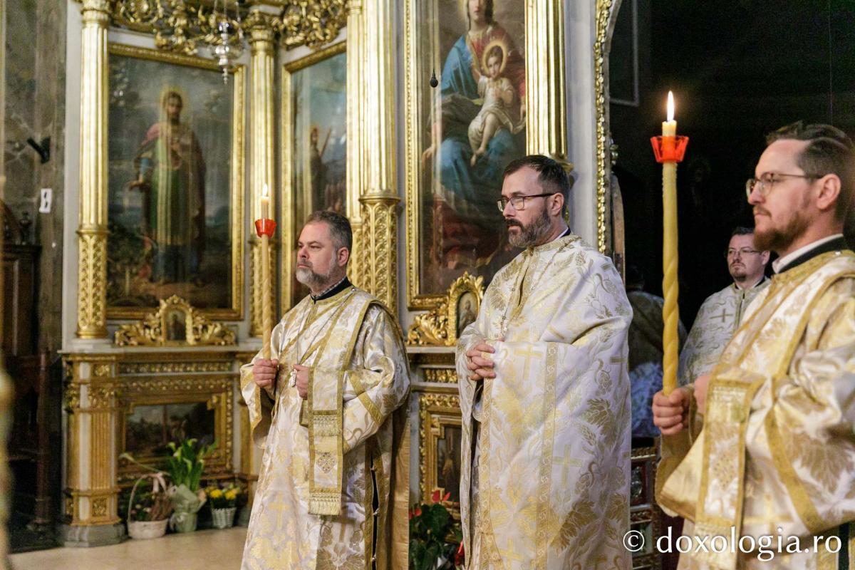 Sfânta Liturghie în cea de-a cincea zi de pelerinaj la moaștele Sfintei Parascheva / Foto: pr. Silviu Cluci