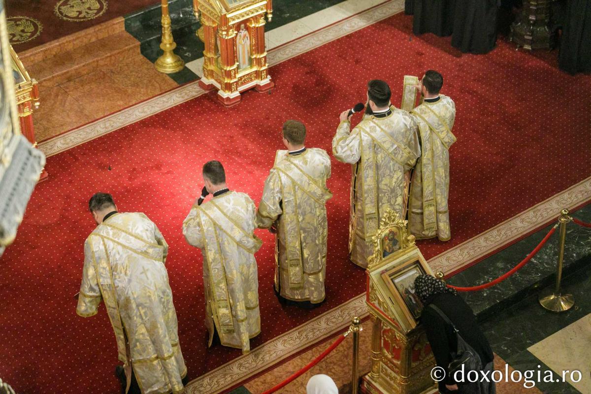 Sfânta Liturghie în cea de-a cincea zi de pelerinaj la moaștele Sfintei Parascheva / Foto: pr. Silviu Cluci