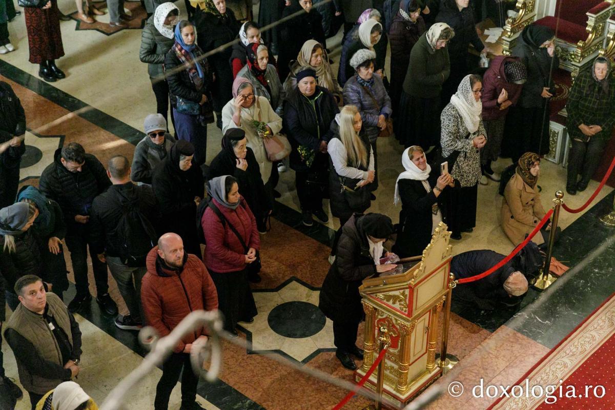 Sfânta Liturghie în cea de-a cincea zi de pelerinaj la moaștele Sfintei Parascheva / Foto: pr. Silviu Cluci