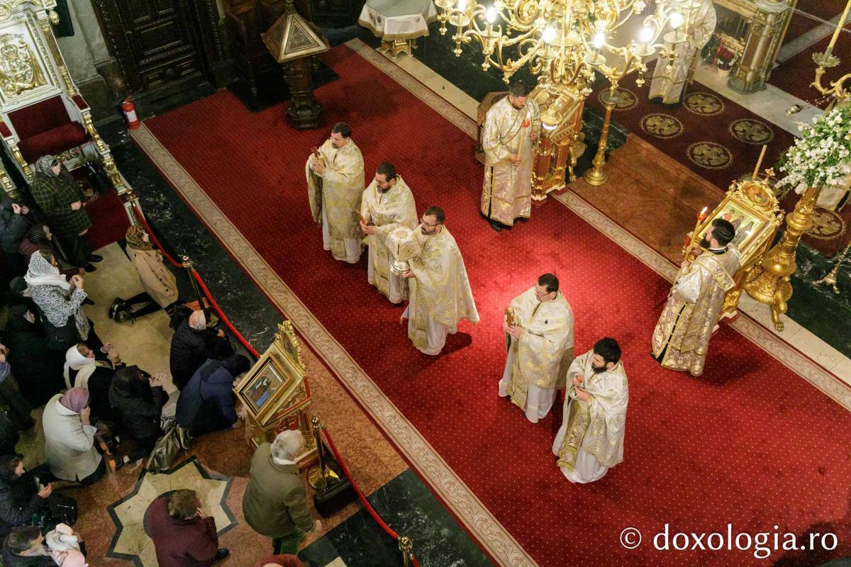 Sfânta Liturghie în cea de-a cincea zi de pelerinaj la moaștele Sfintei Parascheva / Foto: pr. Silviu Cluci