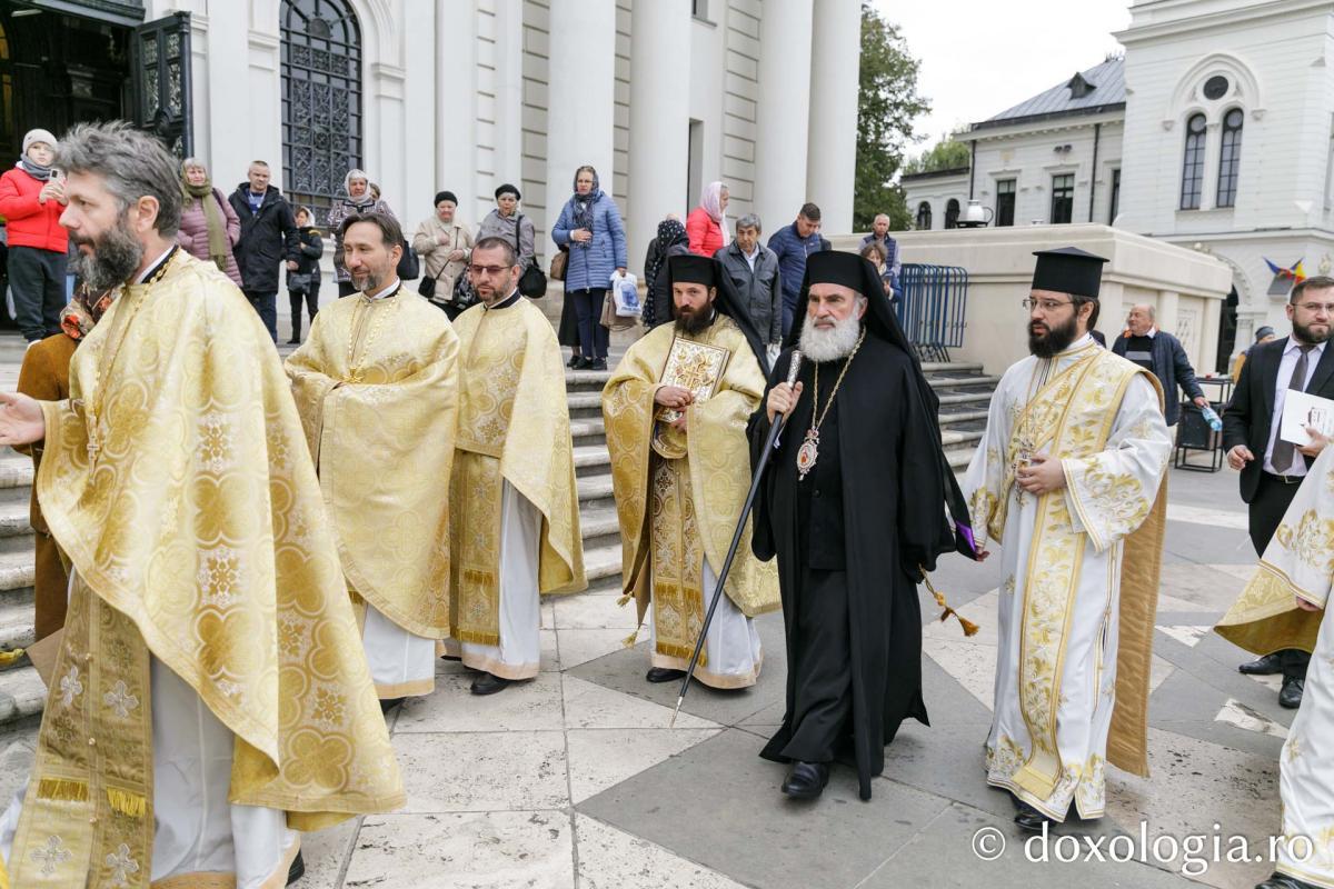 IPS Ioachim al Romanului și Bacăului a slujit Sfânta Liturghie în a patra zi a Hramului Sfintei Parascheva / Foto: pr. Silviu Cluci