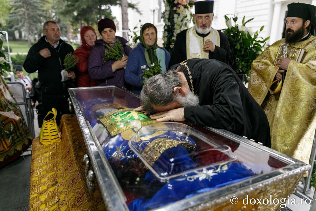 IPS Ioachim al Romanului și Bacăului a slujit Sfânta Liturghie în a patra zi a Hramului Sfintei Parascheva / Foto: pr. Silviu Cluci