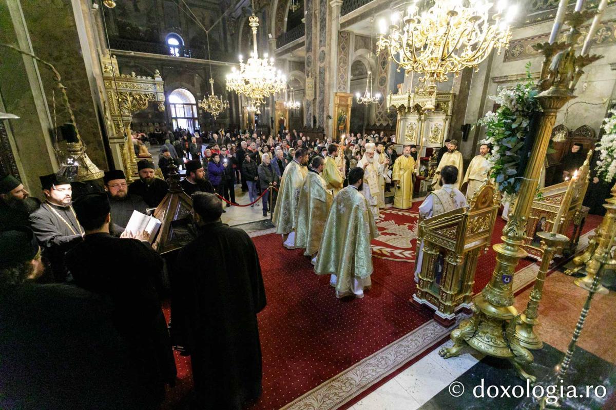 IPS Ioachim al Romanului și Bacăului a slujit Sfânta Liturghie în a patra zi a Hramului Sfintei Parascheva / Foto: pr. Silviu Cluci