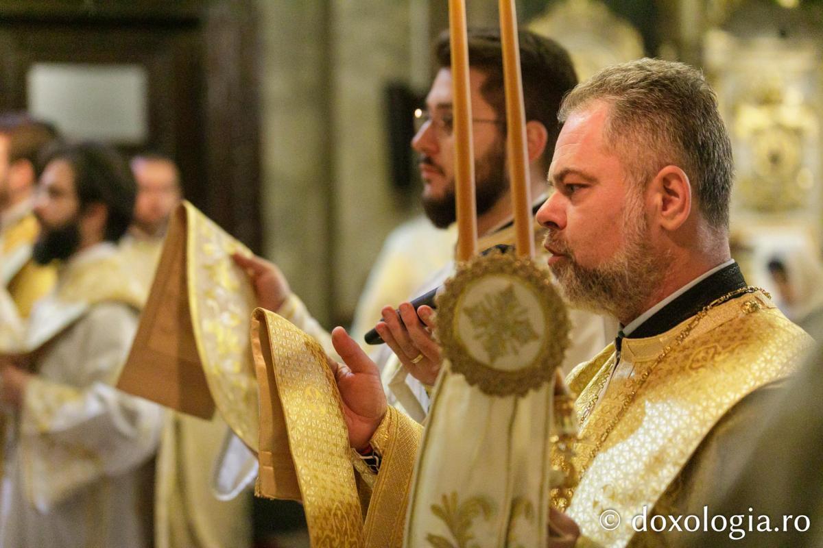 IPS Ioachim al Romanului și Bacăului a slujit Sfânta Liturghie în a patra zi a Hramului Sfintei Parascheva / Foto: pr. Silviu Cluci