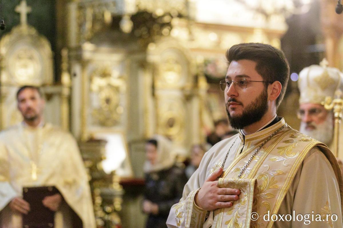 IPS Ioachim al Romanului și Bacăului a slujit Sfânta Liturghie în a patra zi a Hramului Sfintei Parascheva / Foto: pr. Silviu Cluci