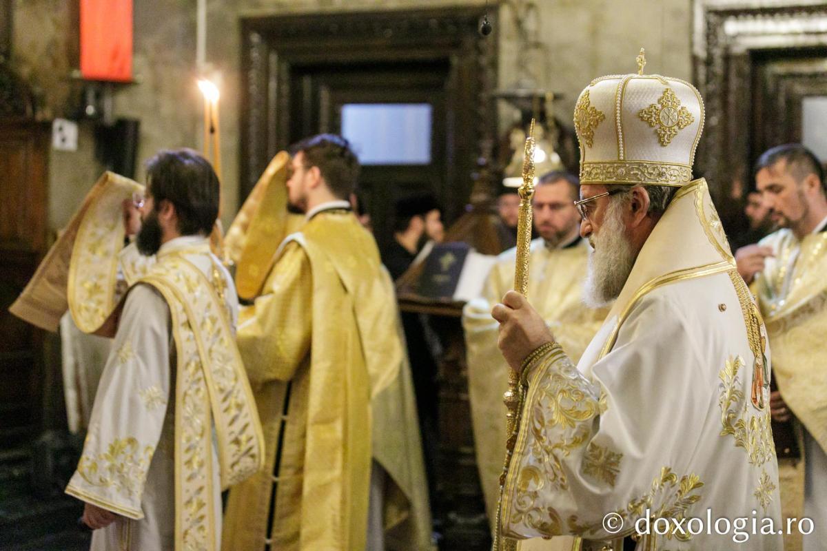 IPS Ioachim al Romanului și Bacăului a slujit Sfânta Liturghie în a patra zi a Hramului Sfintei Parascheva / Foto: pr. Silviu Cluci