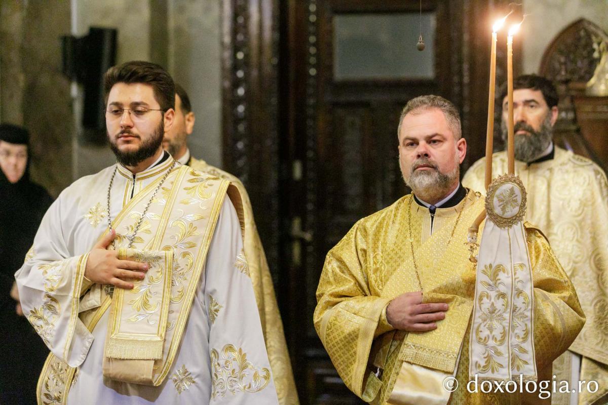 IPS Ioachim al Romanului și Bacăului a slujit Sfânta Liturghie în a patra zi a Hramului Sfintei Parascheva / Foto: pr. Silviu Cluci