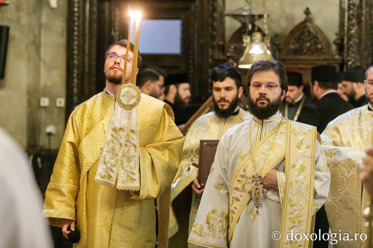 IPS Ioachim al Romanului și Bacăului a slujit Sfânta Liturghie în a patra zi a Hramului Sfintei Parascheva / Foto: pr. Silviu Cluci