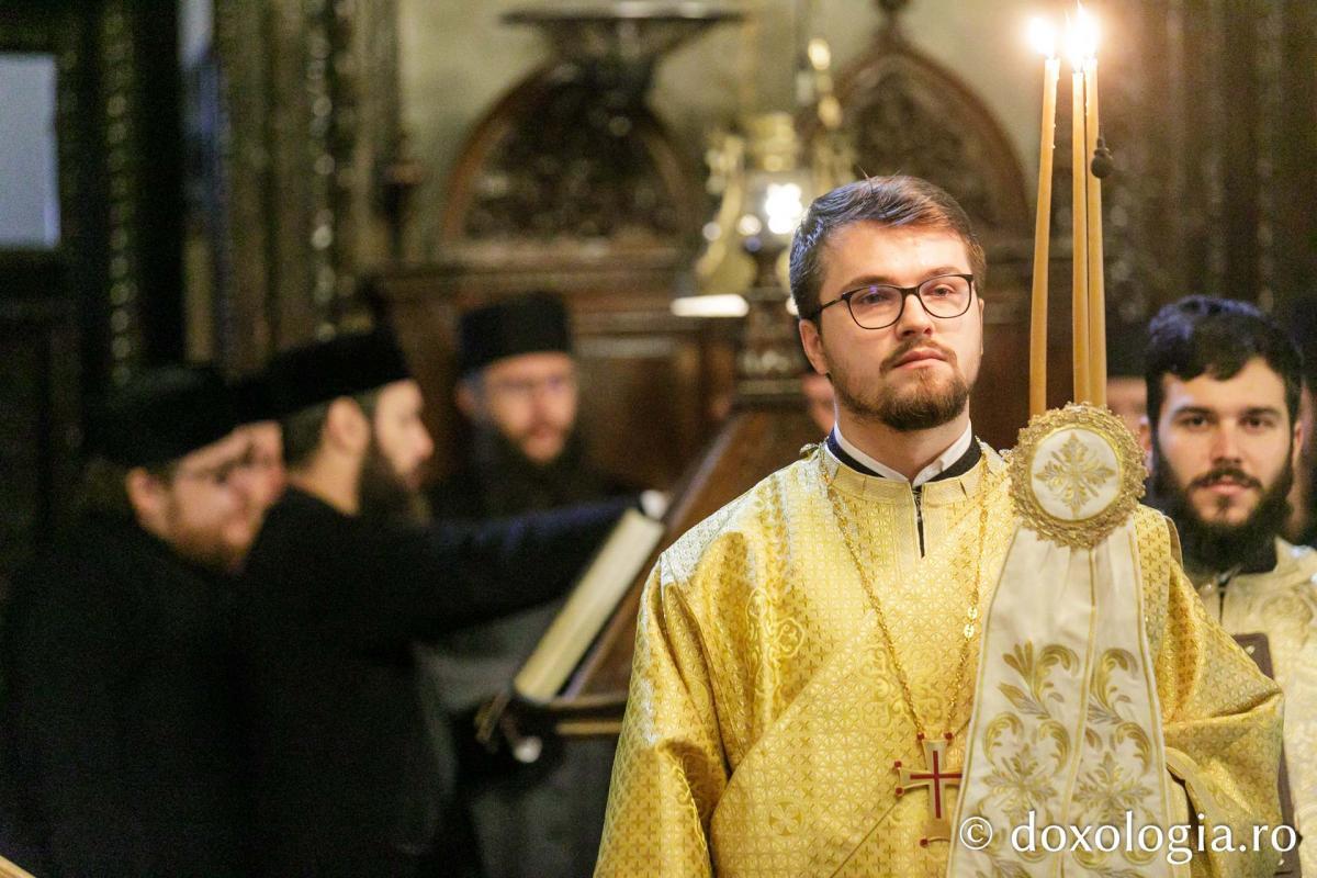 IPS Ioachim al Romanului și Bacăului a slujit Sfânta Liturghie în a patra zi a Hramului Sfintei Parascheva / Foto: pr. Silviu Cluci