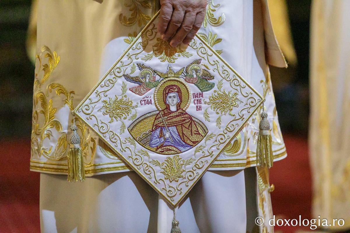 IPS Ioachim al Romanului și Bacăului a slujit Sfânta Liturghie în a patra zi a Hramului Sfintei Parascheva / Foto: pr. Silviu Cluci