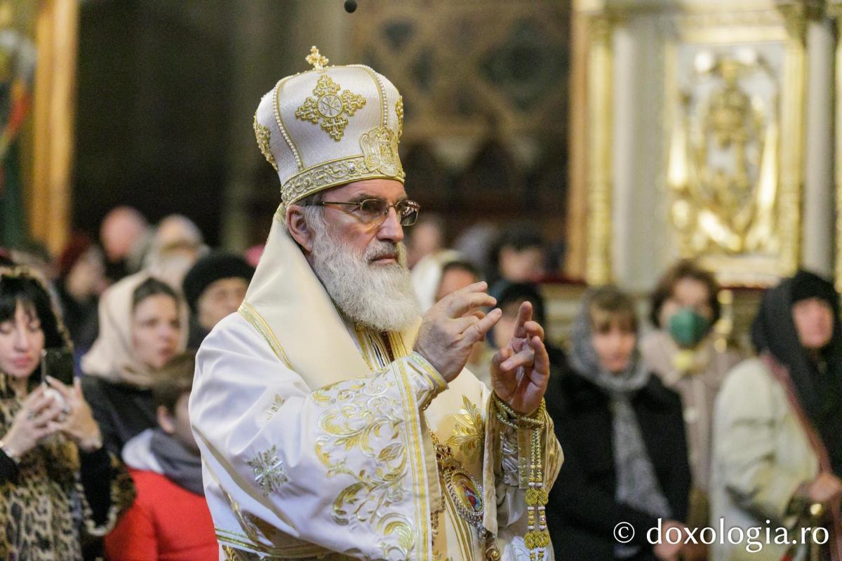 IPS Ioachim al Romanului și Bacăului a slujit Sfânta Liturghie în a patra zi a Hramului Sfintei Parascheva / Foto: pr. Silviu Cluci