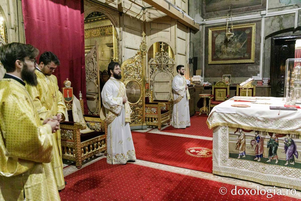 IPS Ioachim al Romanului și Bacăului a slujit Sfânta Liturghie în a patra zi a Hramului Sfintei Parascheva / Foto: pr. Silviu Cluci