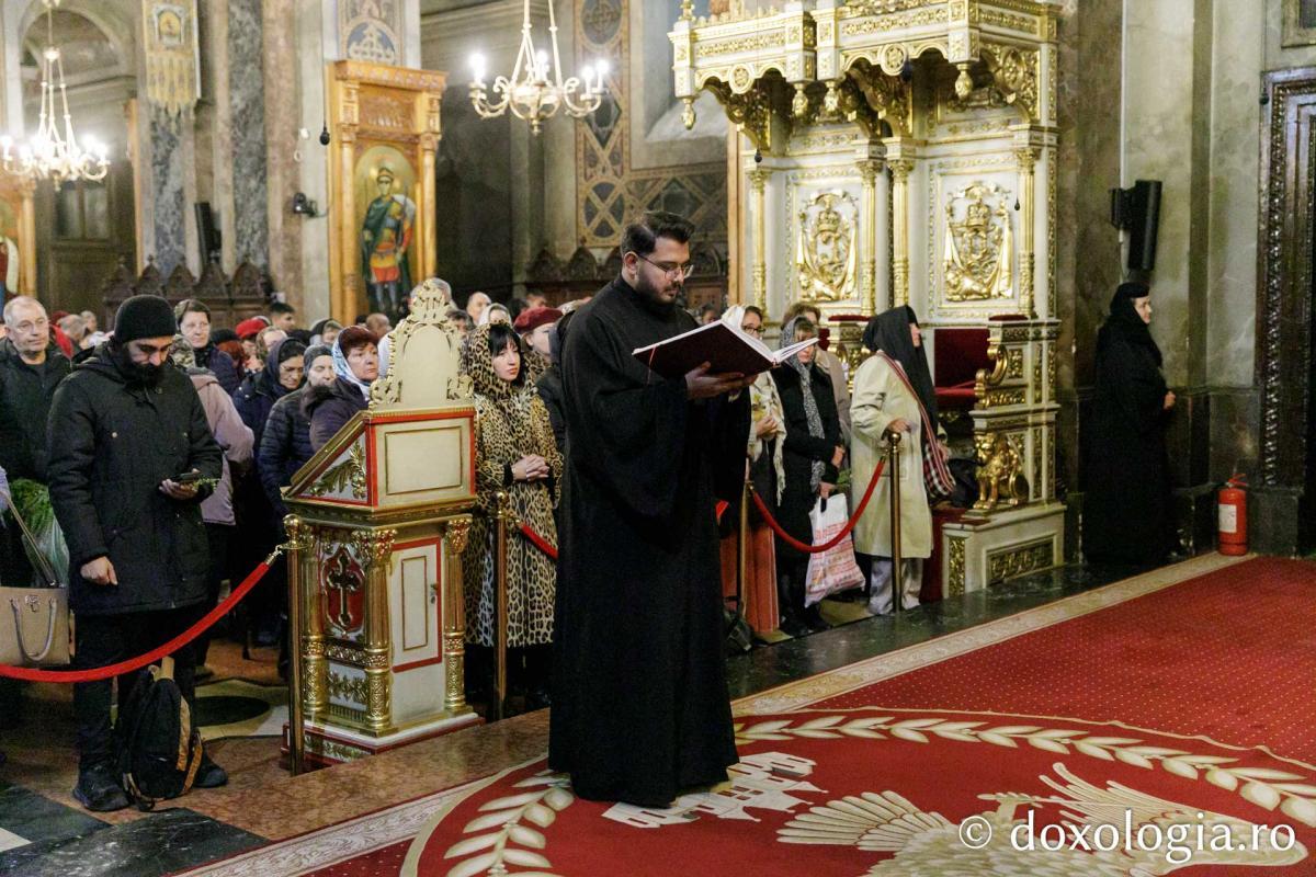 IPS Ioachim al Romanului și Bacăului a slujit Sfânta Liturghie în a patra zi a Hramului Sfintei Parascheva / Foto: pr. Silviu Cluci