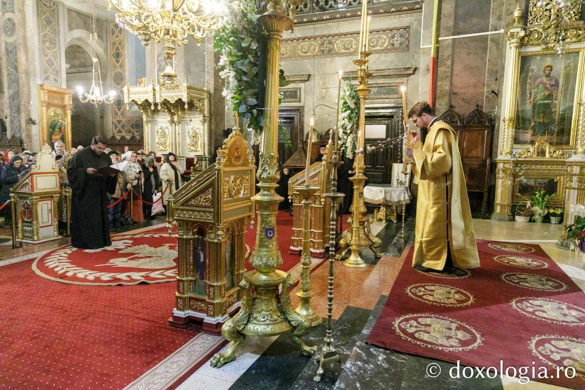 IPS Ioachim al Romanului și Bacăului a slujit Sfânta Liturghie în a patra zi a Hramului Sfintei Parascheva / Foto: pr. Silviu Cluci