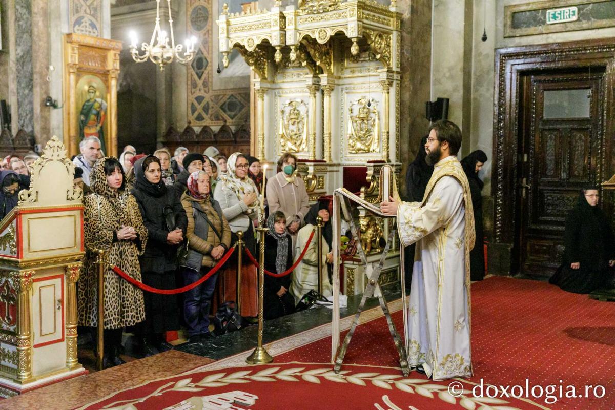 IPS Ioachim al Romanului și Bacăului a slujit Sfânta Liturghie în a patra zi a Hramului Sfintei Parascheva / Foto: pr. Silviu Cluci